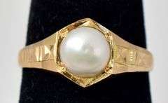 Elegant 18K Yellow Gold Pearl Ring