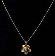 Beautiful 14K yellow Gold Pearl Flower Pendant Necklace
