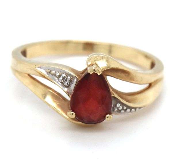Set of 10kt yellow gold garnet ring and pendant