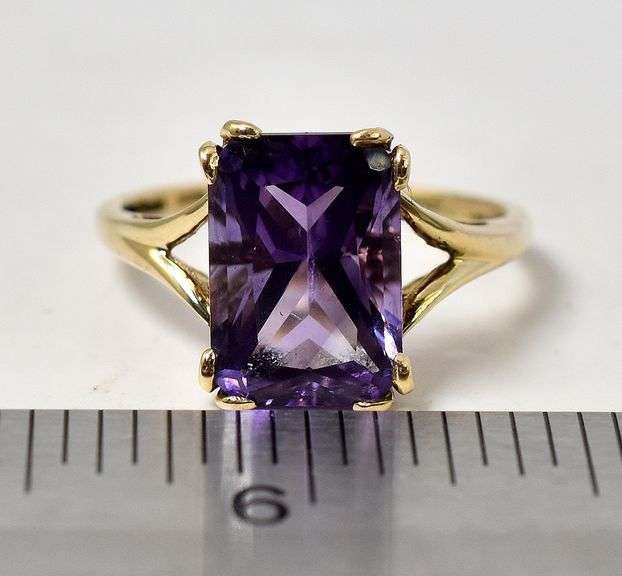Pretty 14K Yellow Gold Amethyst Gemstone Ring