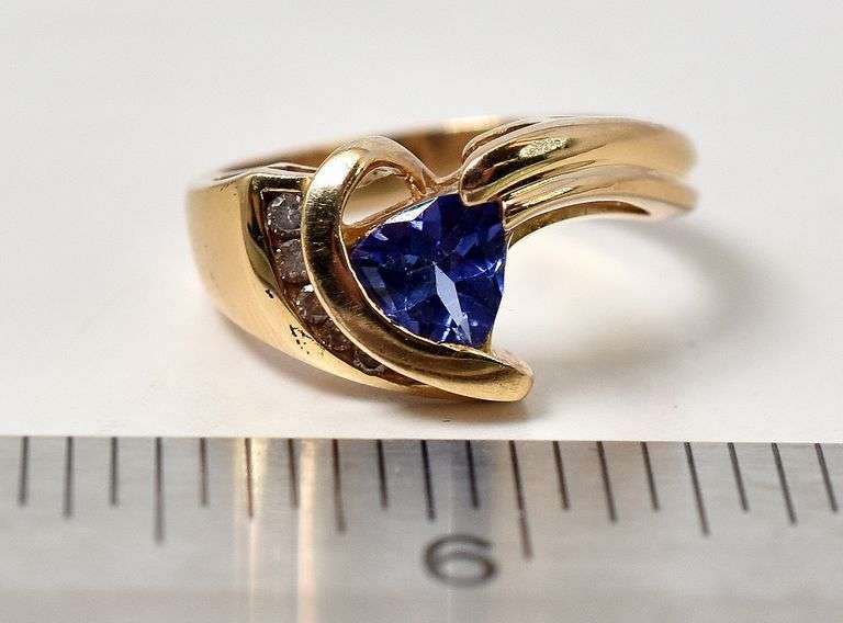 Gorgeous 14K Yellow Gold Tanzanite Gemstone and Diamond Ring