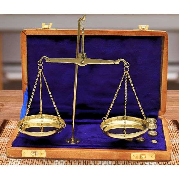 Vintage-Style Brass Weighing Scale with Wooden Box