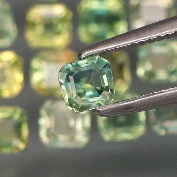 Untreated! Fantastic 2.50ct bright green Sapphire set!