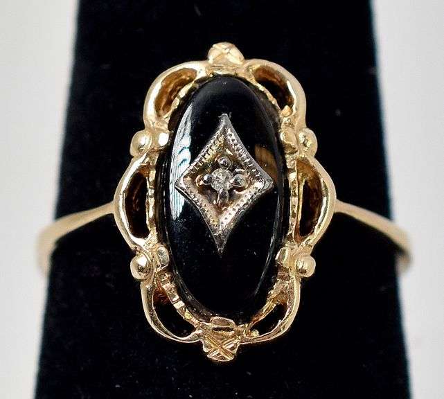 Vintage 10K Yellow Gold Black Onyx Gemstone and Diamond Ring