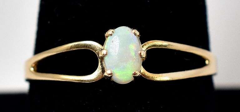Dazzling 14K Yellow Gold Opal Gemstone Ring