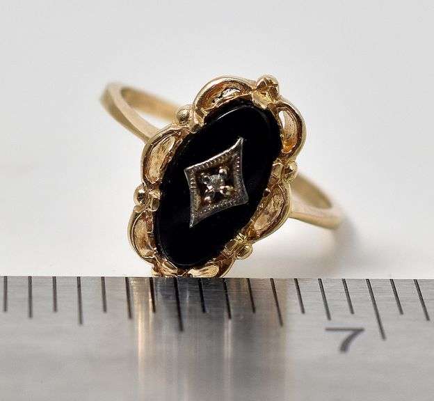 Vintage 10K Yellow Gold Black Onyx Gemstone and Diamond Ring