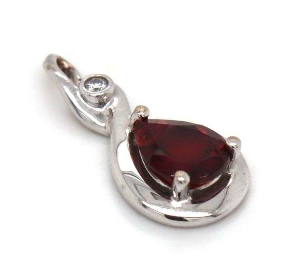 14kt White gold Garnet pendant