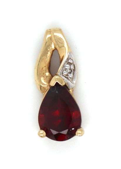 Set of 10kt yellow gold garnet ring and pendant