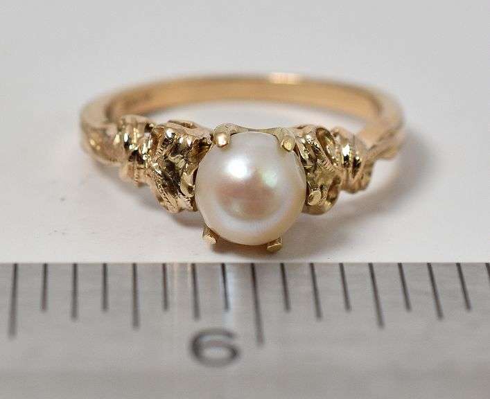 Pretty 10K Yellow Gold Pearl Gemstone
