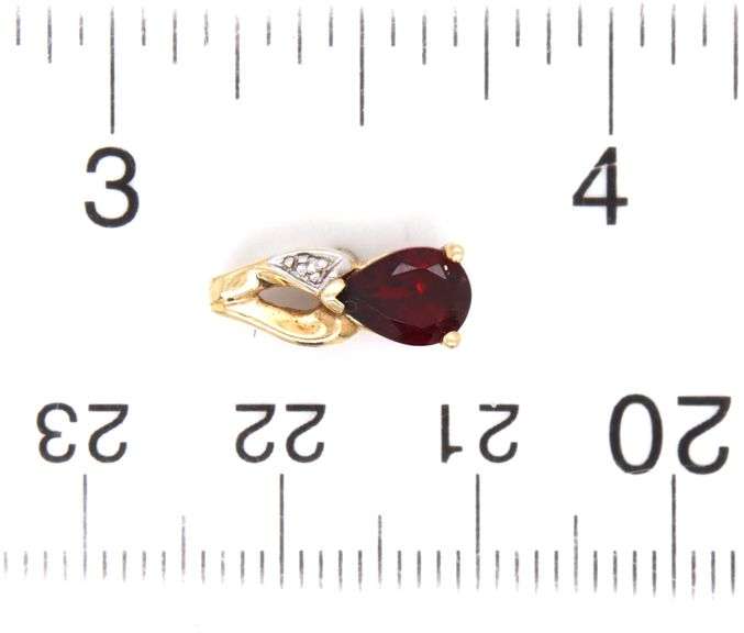 Set of 10kt yellow gold garnet ring and pendant