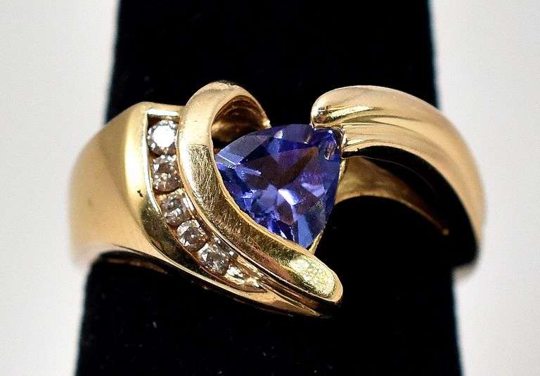 Gorgeous 14K Yellow Gold Tanzanite Gemstone and Diamond Ring