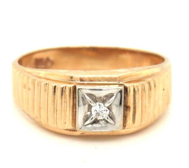 10kt Yellow gold round brilliant cut diamond ring
