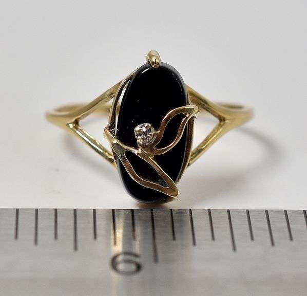 Stunning 10K Yellow Gold Black Onyx Gemstone and Diamond Ring