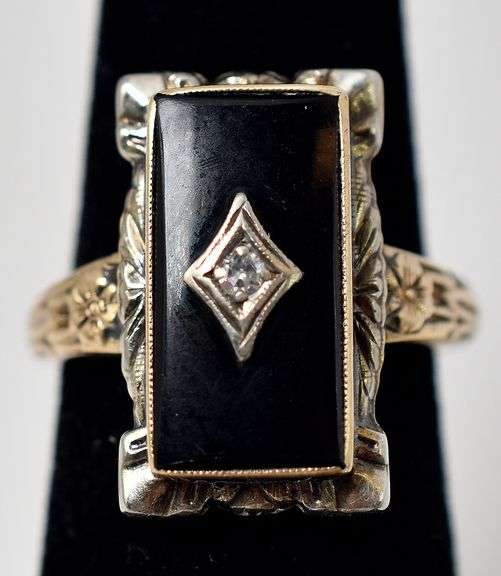 Vintage 10K Yellow Gold Black Onyx Gemstone and Diamond Ring