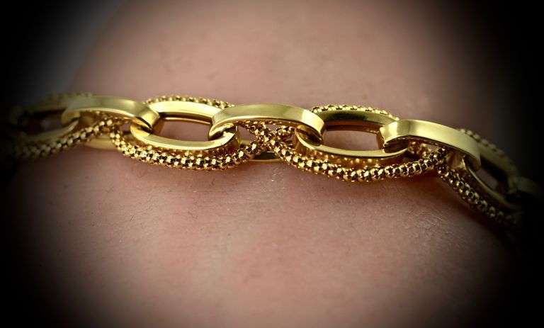Beautifully Detailed 14K Oval Links Bracelet