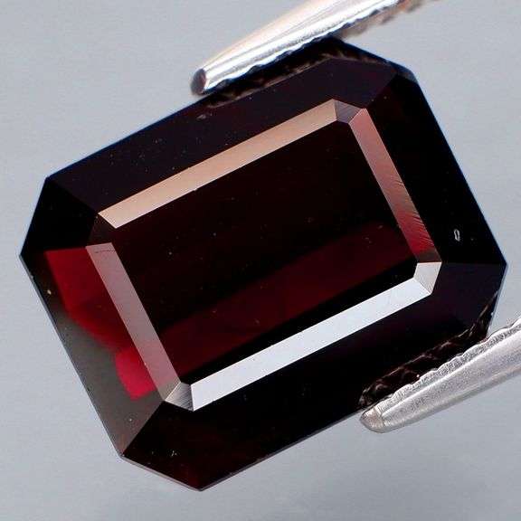 Simply incredible! 7.53ct black to red Mozambique Garnet!