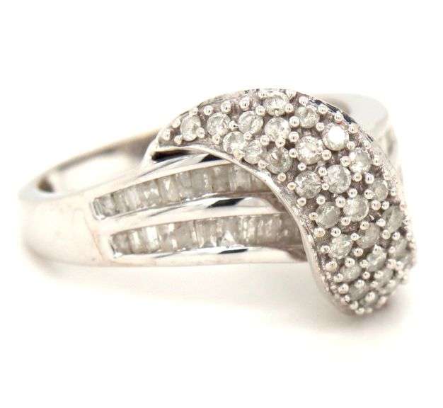 Nicely Styled 10K WG Baguette & Round Diamond Ring