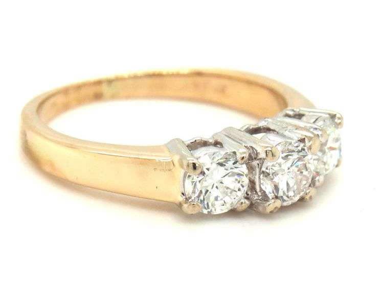 14kt Yellow gold 0.75ctw 3 stone diamond ring