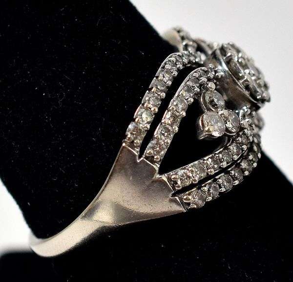 Shimmering 10K White Gold  Diamond Band Ring