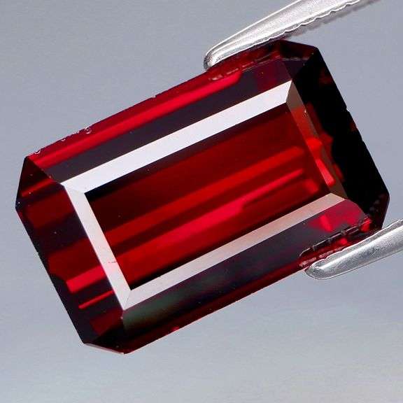 Impressive 5.60ct Mozambique Garnet with VS clarity!