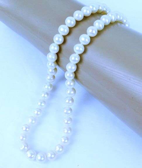 High Luster White Pearls Necklace