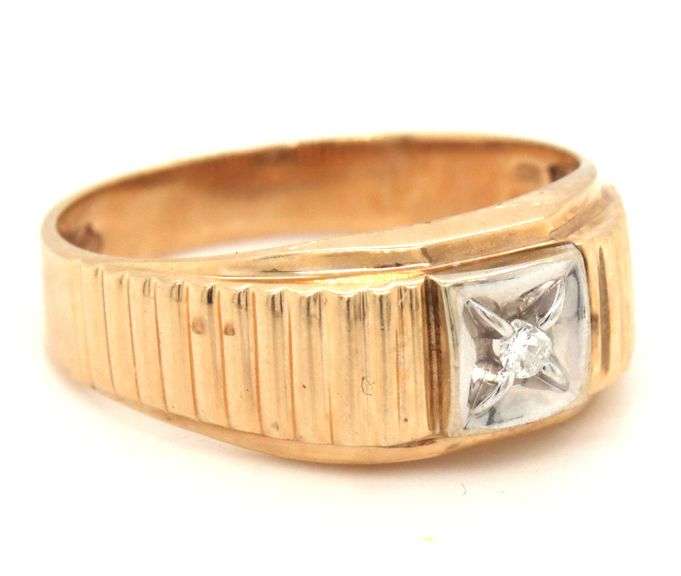10kt Yellow gold round brilliant cut diamond ring