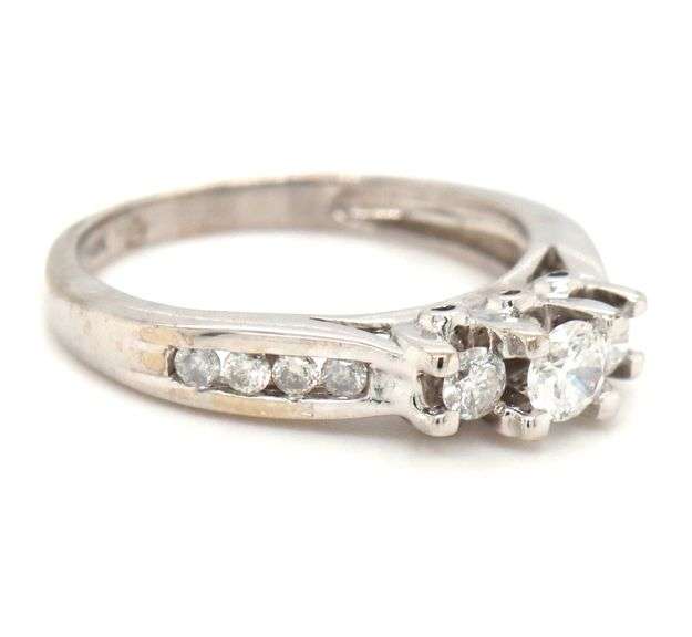 14kt White gold 0.35ctw 3 stone diamond ring