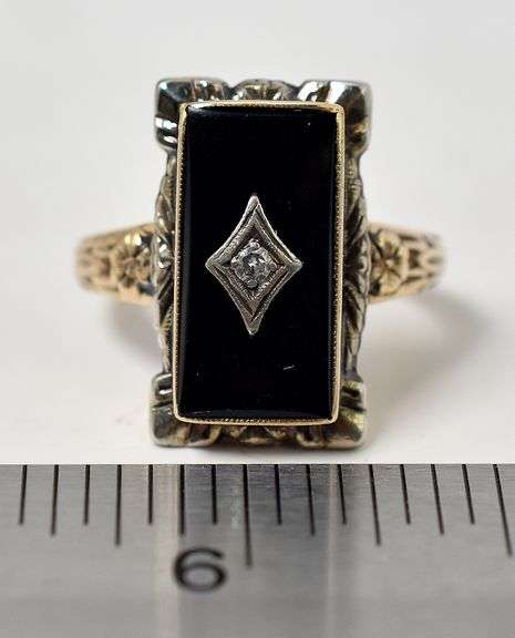 Vintage 10K Yellow Gold Black Onyx Gemstone and Diamond Ring