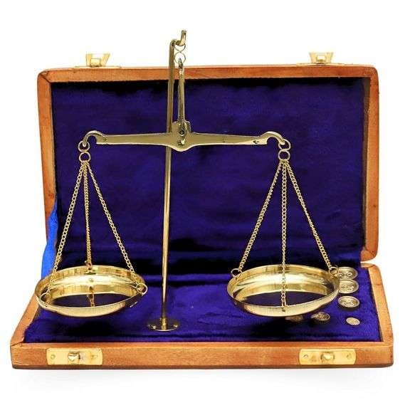 Vintage-Style Brass Weighing Scale with Wooden Box