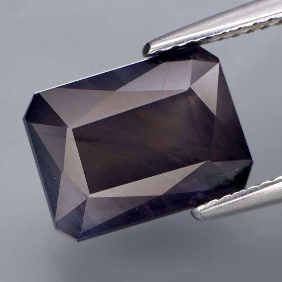 Superbly cut 5.04ct violet gray untreated Iolite