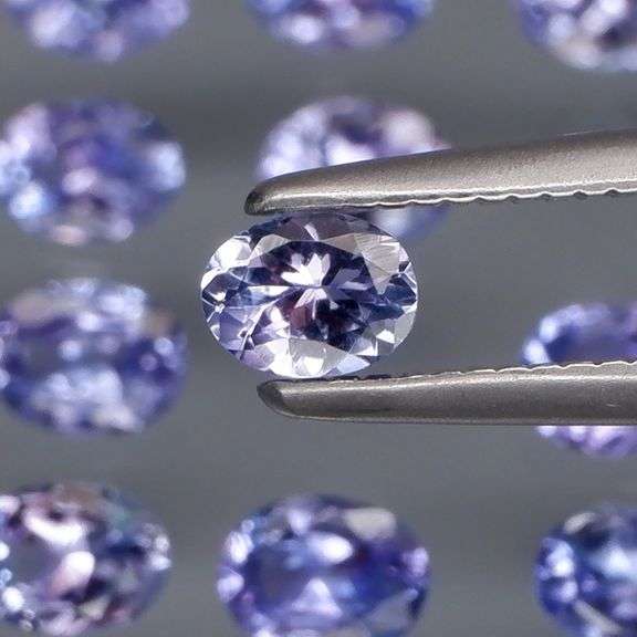 Heavy flashing! Untreated! 2.90ct oval cut Tanzanite set