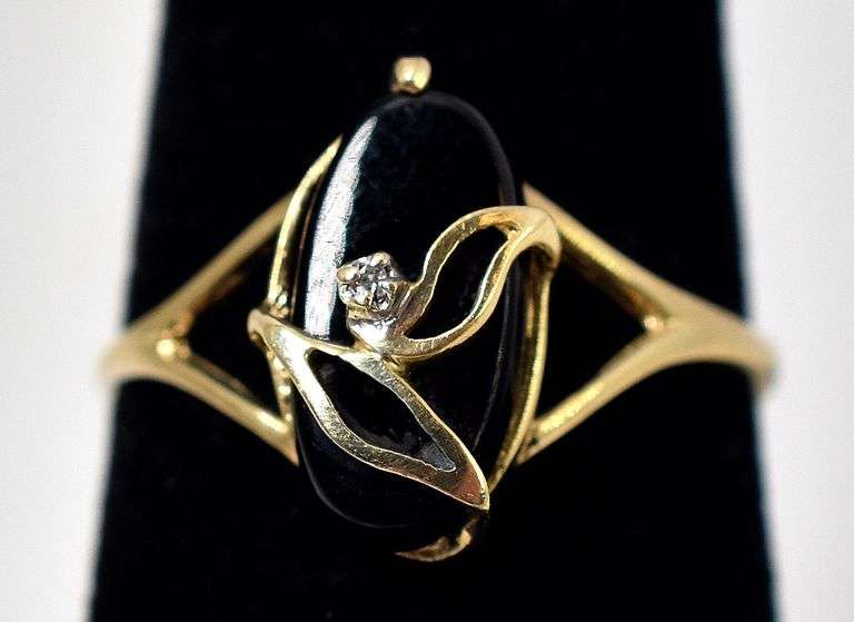 Stunning 10K Yellow Gold Black Onyx Gemstone and Diamond Ring