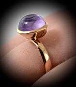 Exquisite Modern 18K Yellow Gold Cabachon Amethyst Ring