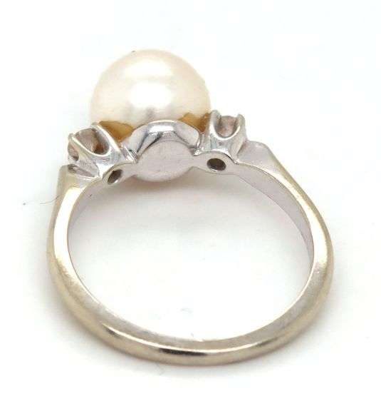 14kt White gold pearl and diamond ring