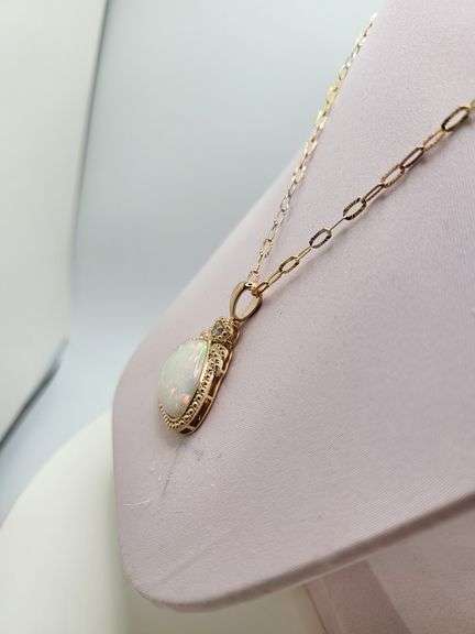 Extremely fine quality one Opal pendent in silver, GGA certfied, Size: 18