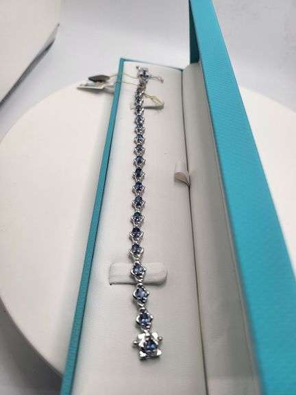 A true statement of elegance of Tanzanite and diamond Bracelet in Silver – GGA Certified. Set in lus