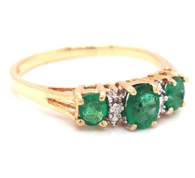 10kt Yellow gold oval emerald and diamond accent 3 stone ring