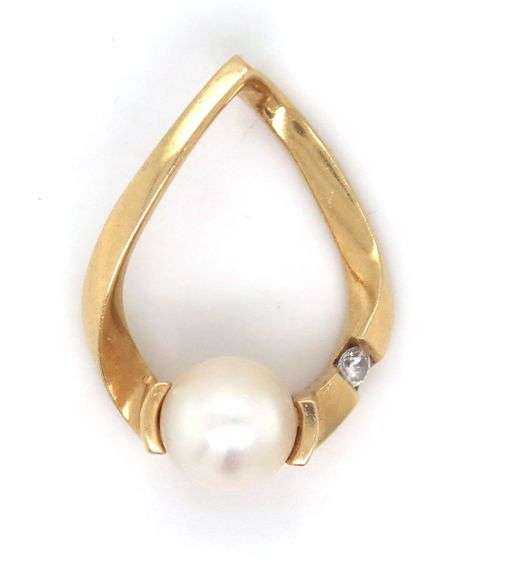 14kt Yellow gold white freshwater pearl pendant