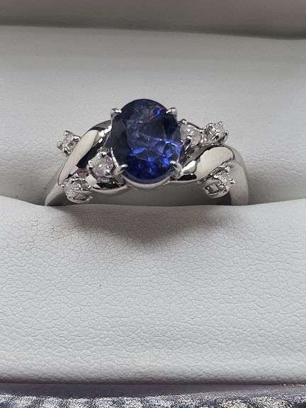 Very fine Tanzanite ring in silver , GGA certified with diamond