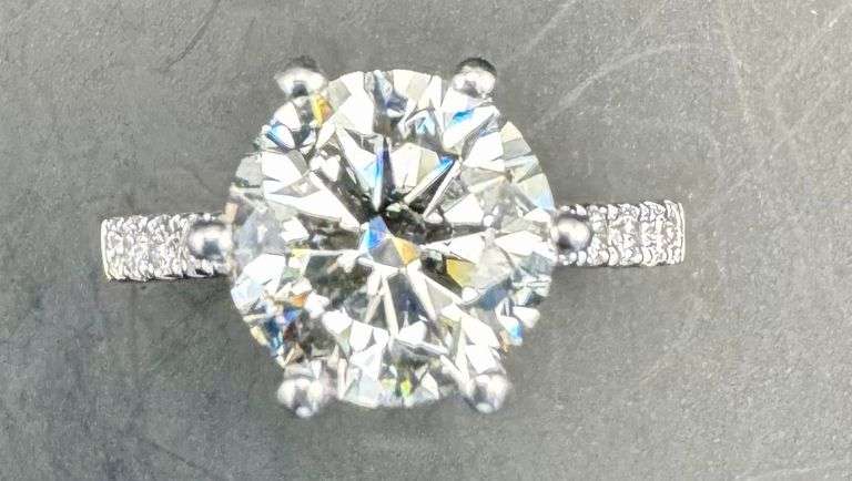 14K White Gold Round Brilliant Cut Diamond Ring of 2.80