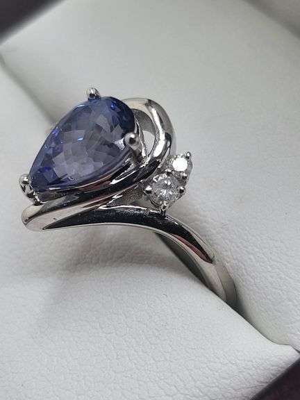 Very fine Tanzanite ring in silver , GGA certified with diamond
