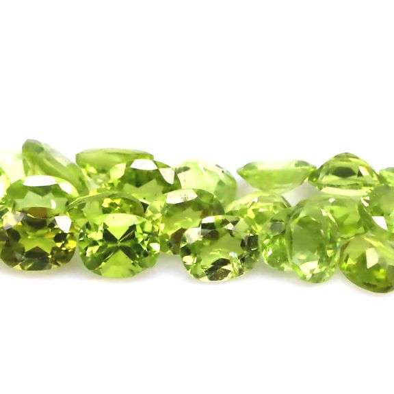 You've got sparkles for days in this 9.22ct Peridot set!