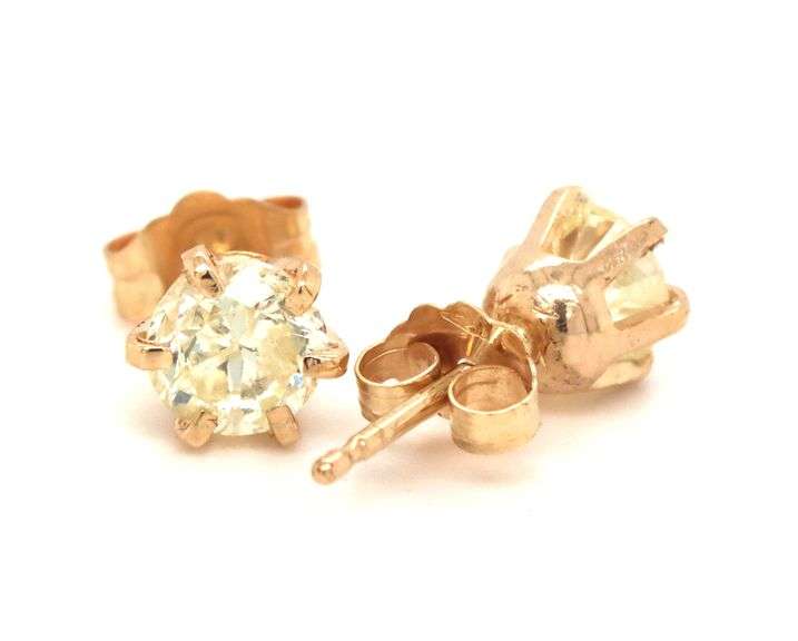 One pair of 14kt yellow gold 1.03ctw round brilliant cut diamond stud earrings
