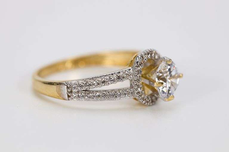 10k Yellow Gold Round Solitaire Halo Vintage Engagement Band White CZ's Ring Size 6.5