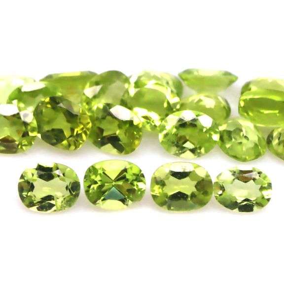 You've got sparkles for days in this 9.22ct Peridot set!