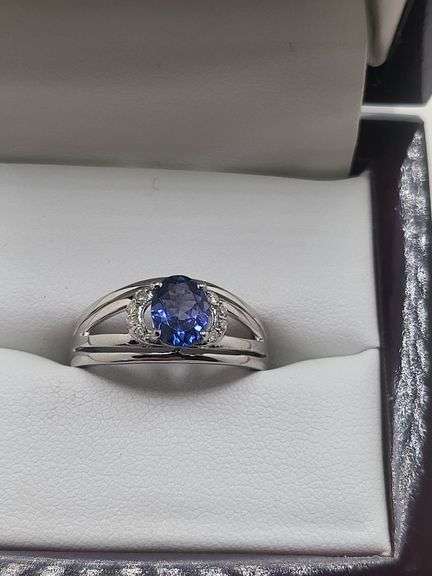 Very fine Tanzanite ring in silver , GGA certified