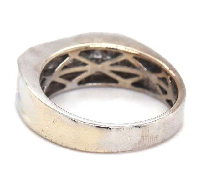 10kt White gold round and princess cut 3 row diamond gent's ring