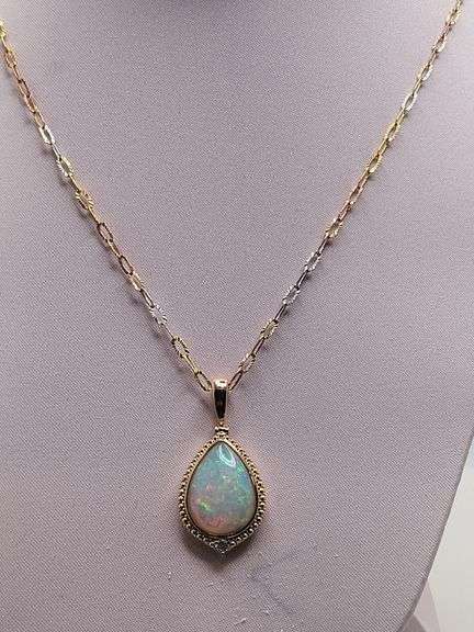 Extremely fine quality one Opal pendent in silver, GGA certfied, Size: 18