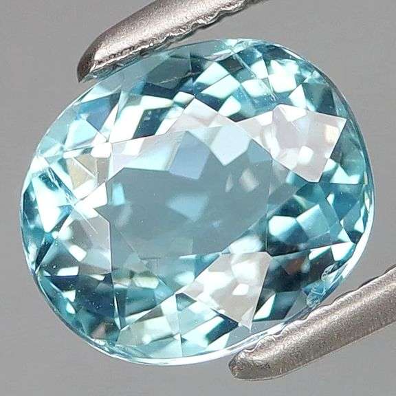 High fire! Beautifully cut 1.39ct Aquamarine center stone
