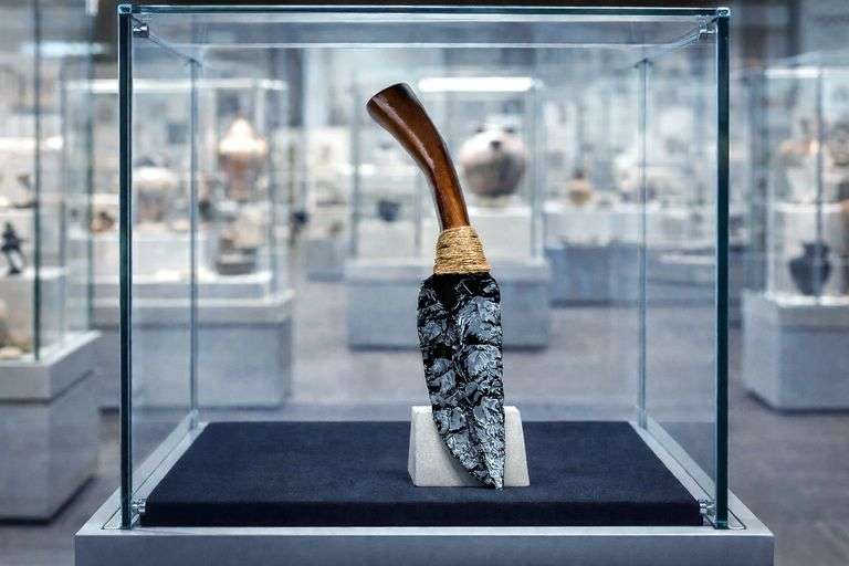 Obsidian Blade with Wooden Handle